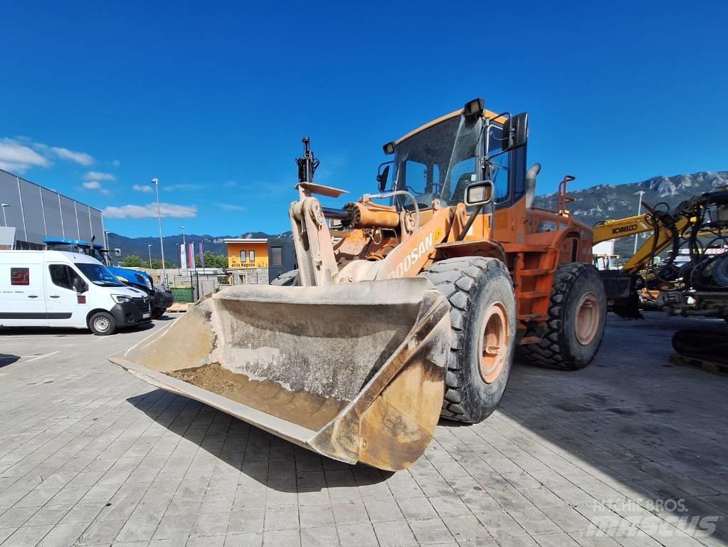 Doosan DL 300 Pale gommate