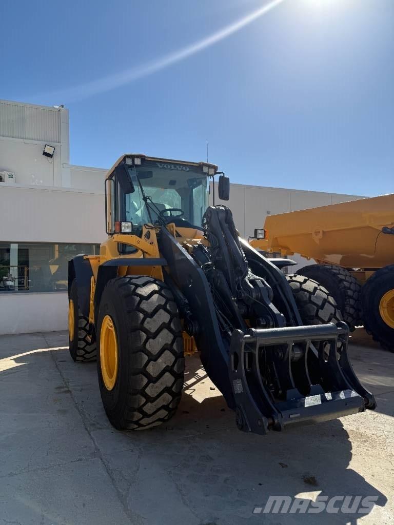 Volvo L 120 F Pale gommate