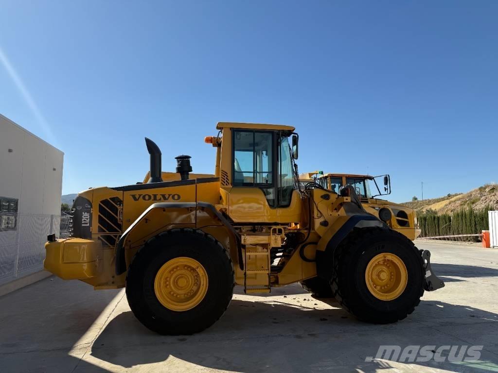 Volvo L 120 F Pale gommate