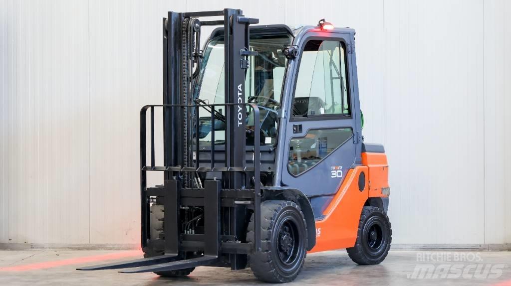 Toyota 02-8 FGF 30 Carrelli elevatori GPL
