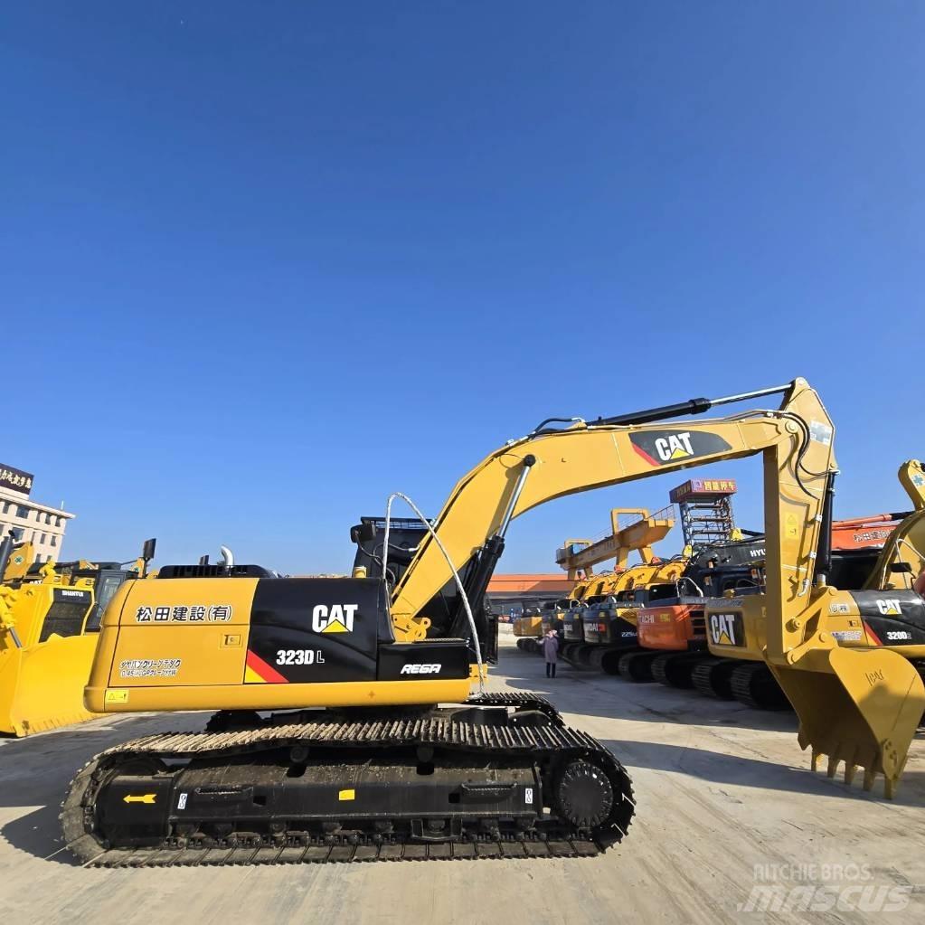 CAT 323 D L Escavatori medi 7t - 12t