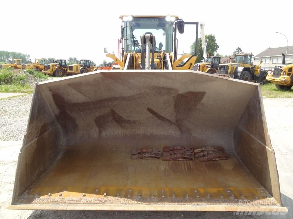 Volvo L 120 H Pale gommate