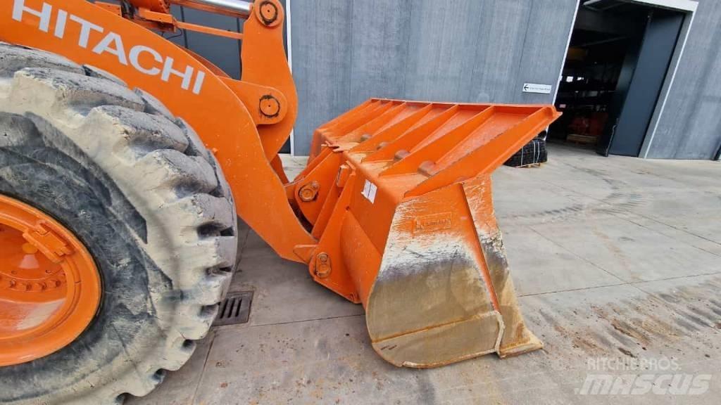 Hitachi ZW 310-6 Pale gommate