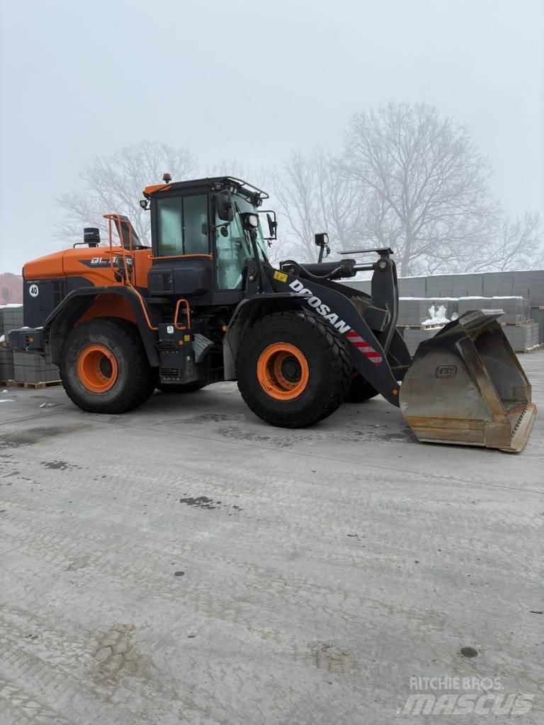 Doosan DL 320-7 Pale gommate