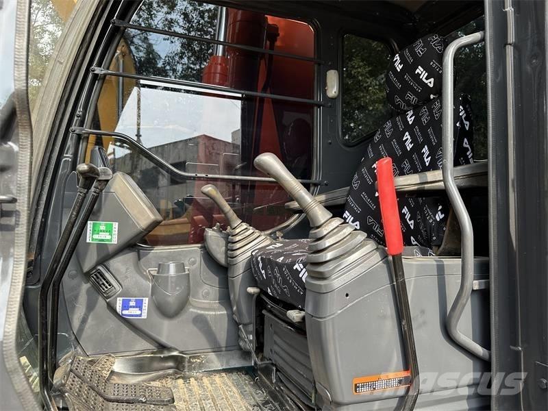 Hitachi 200 Escavatori gommati