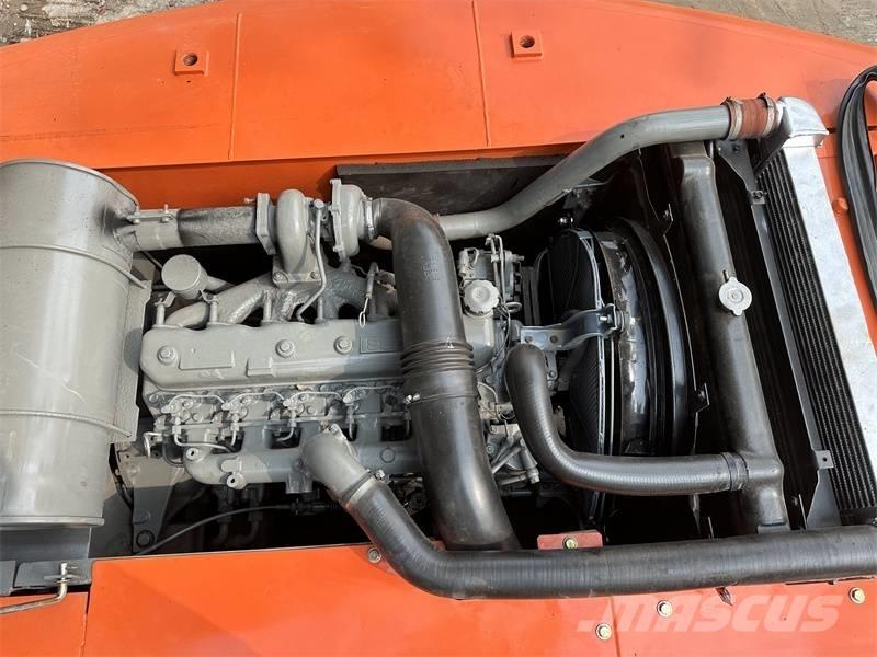Hitachi 200 Escavatori gommati