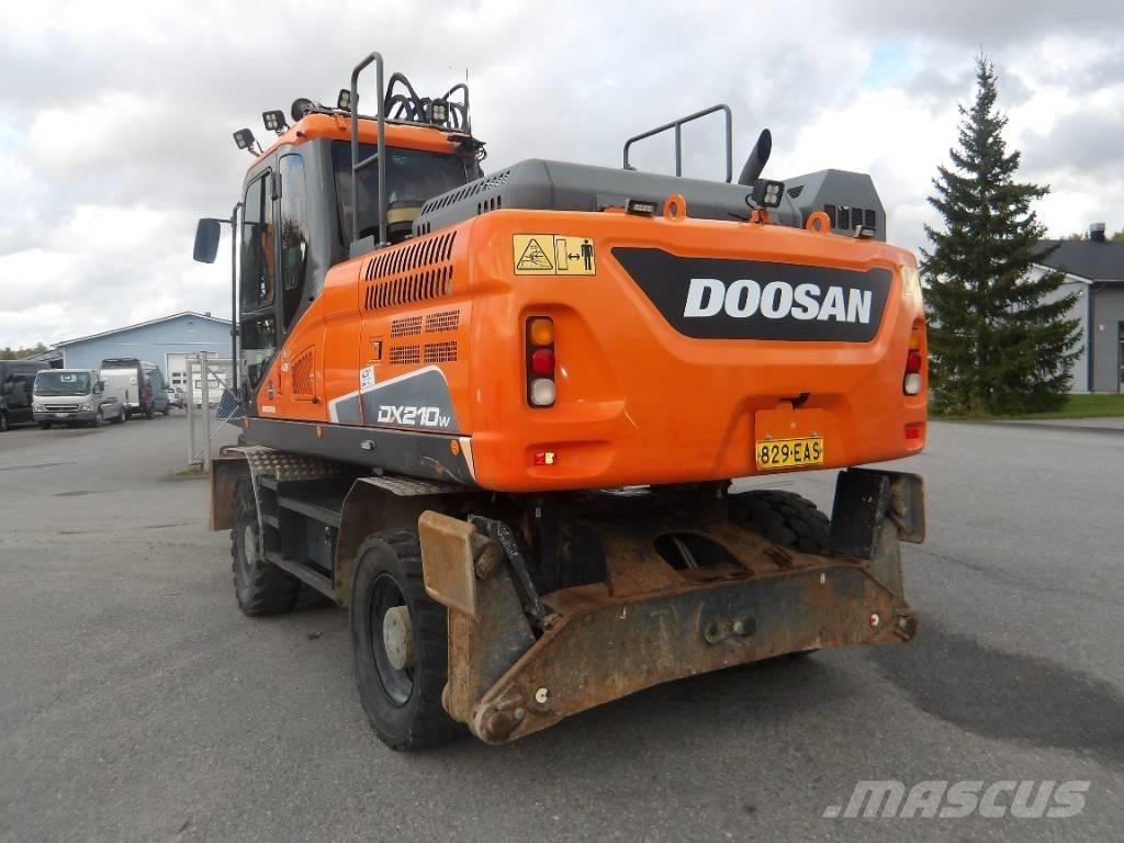 Doosan DX 210 WE Escavatori gommati