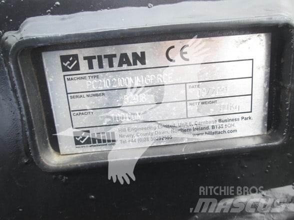 Titan CAT 320 Benne