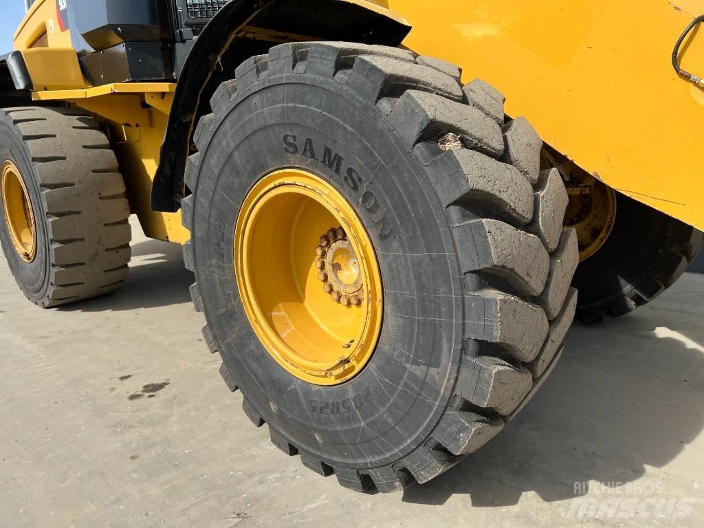 CAT 930K Pale gommate
