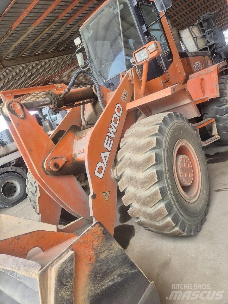 Daewoo Mega 250 Pale gommate