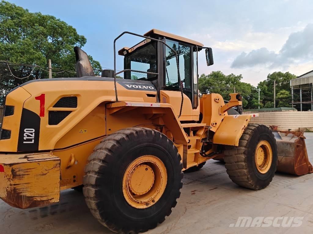 Volvo L 120 Pale gommate