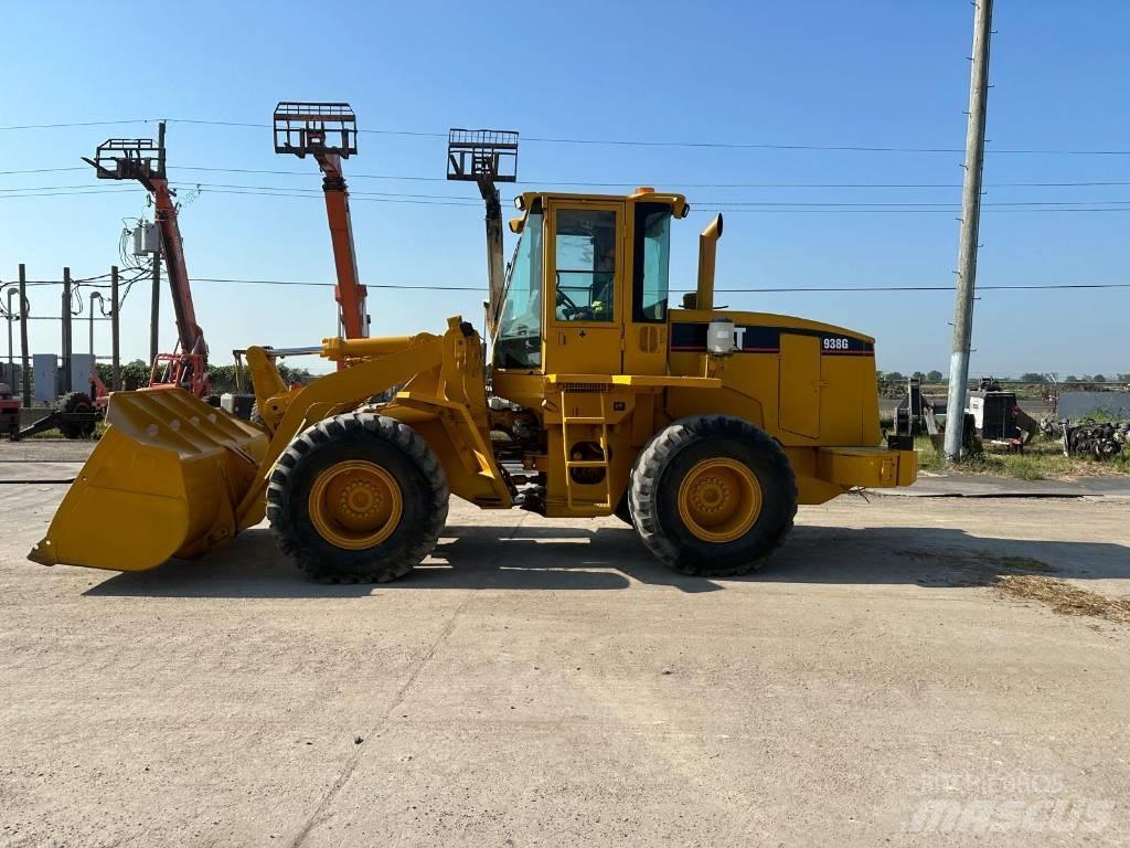 CAT 938G Pale gommate