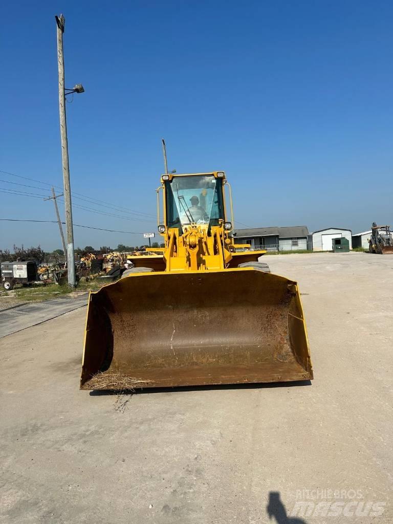 CAT 938G Pale gommate