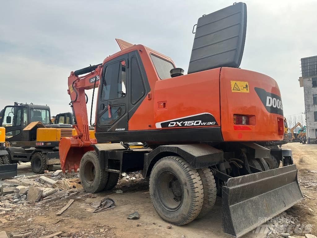 Doosan 150 Escavatori gommati