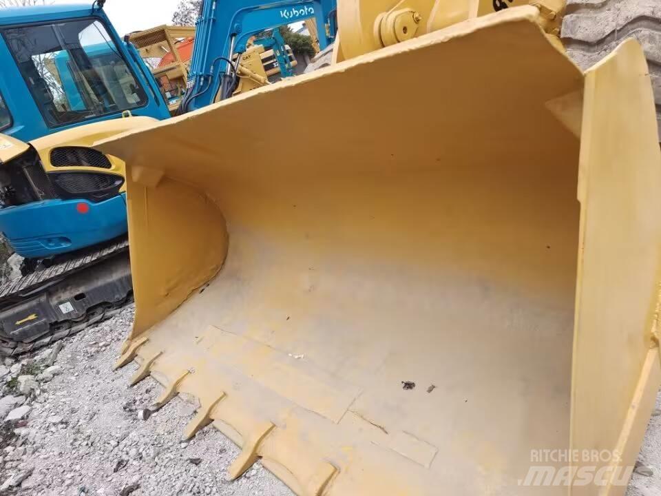 CAT 938G Pale gommate