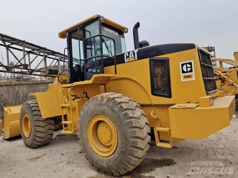 CAT 938G Pale gommate