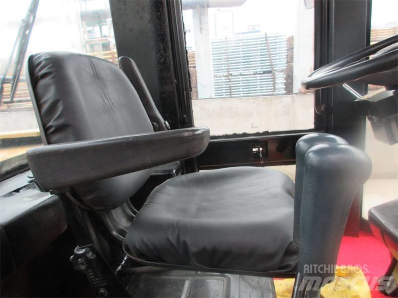 CAT 938G Pale gommate