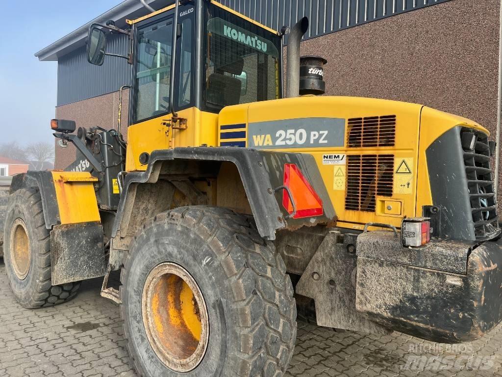 Komatsu WA 250 PZ-5 Pale gommate