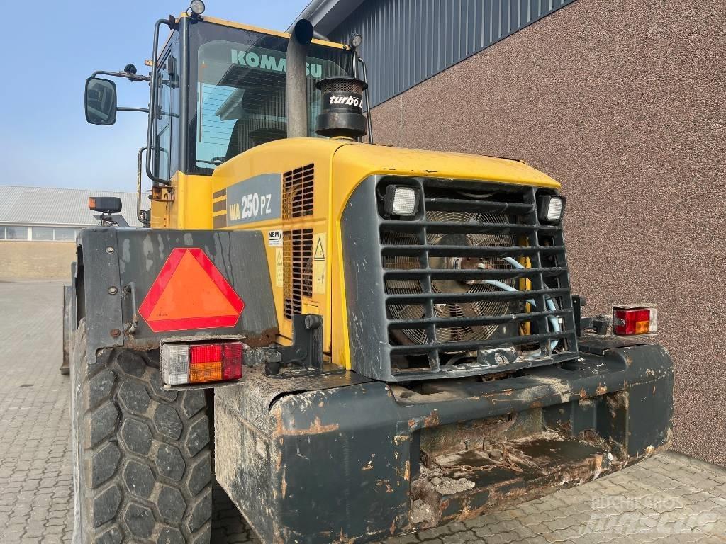 Komatsu WA 250 PZ-5 Pale gommate