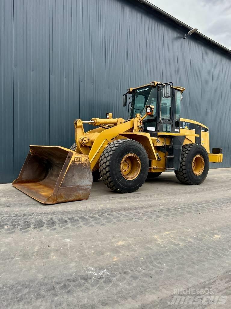 CAT 938G Pale gommate