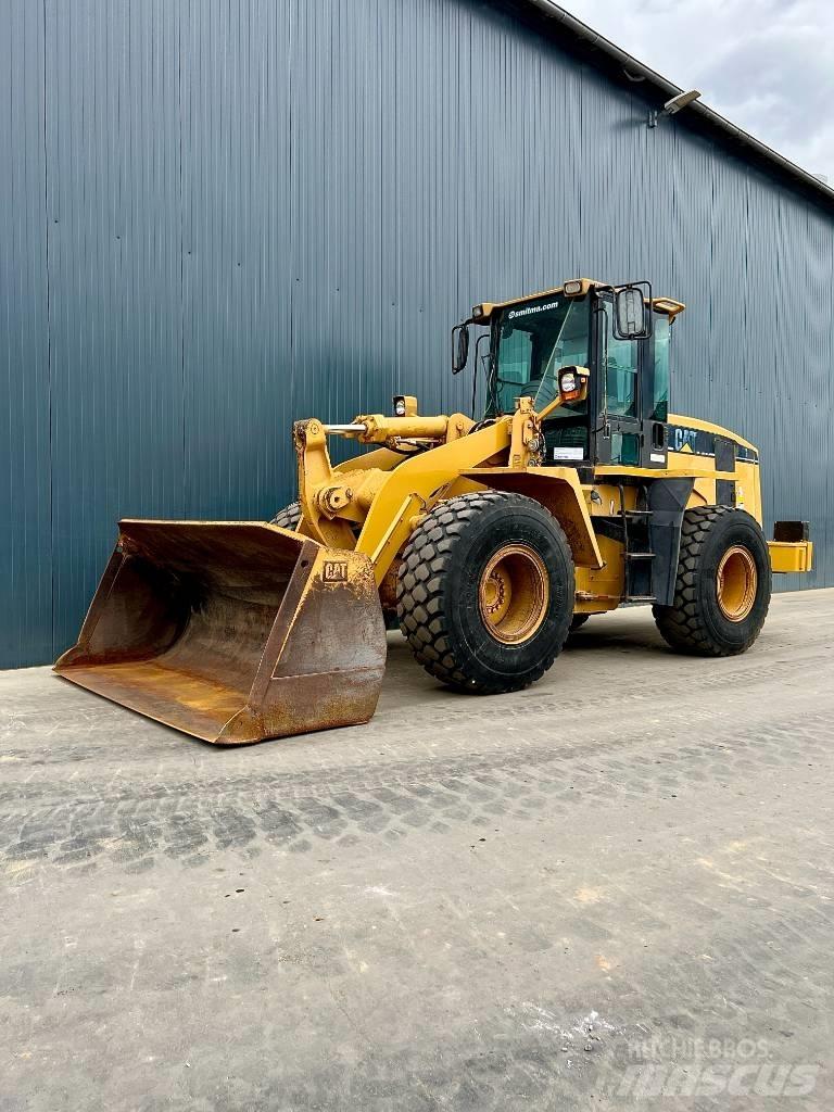 CAT 938G Pale gommate
