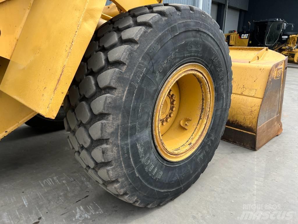 CAT 938G Pale gommate