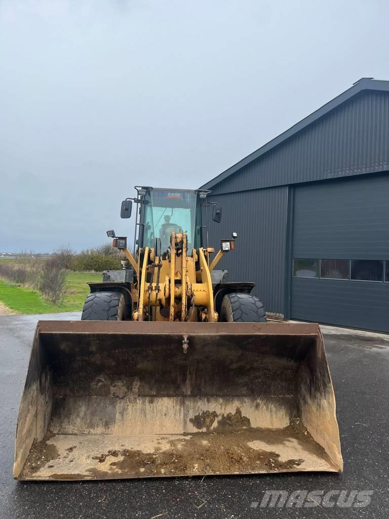 CASE 721 D Pale gommate