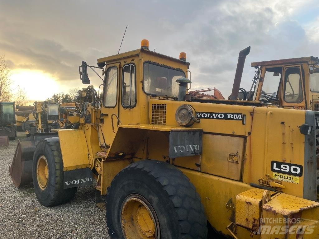 Volvo L90 Pale gommate