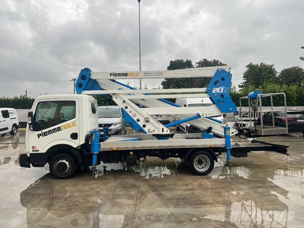 Nissan Socage 320 Piattaforme autocarrate