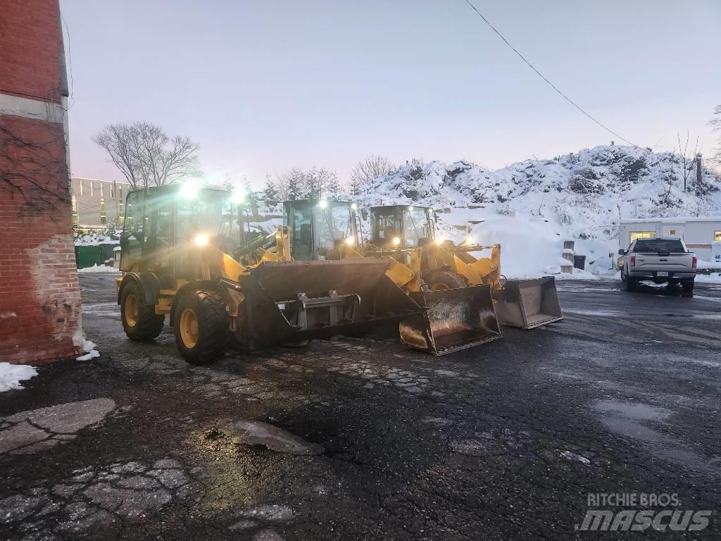 CAT 908m Pale gommate