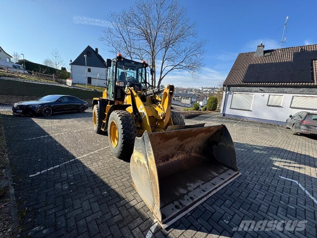 CAT 910M Pale gommate