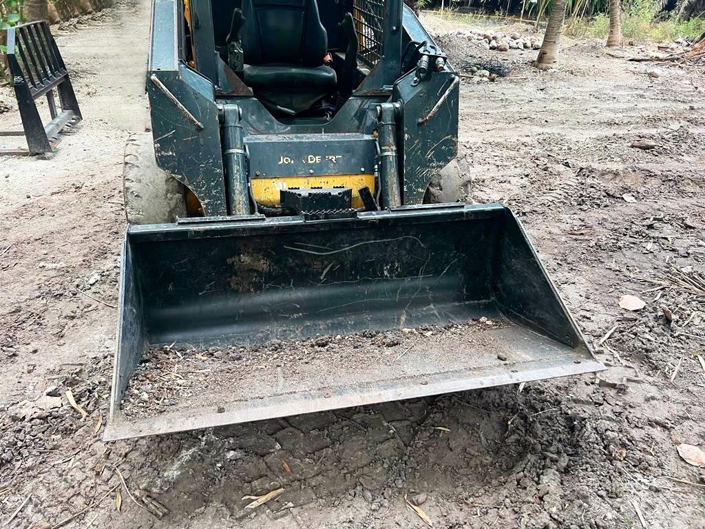 John Deere 312 Mini Pale Gommate