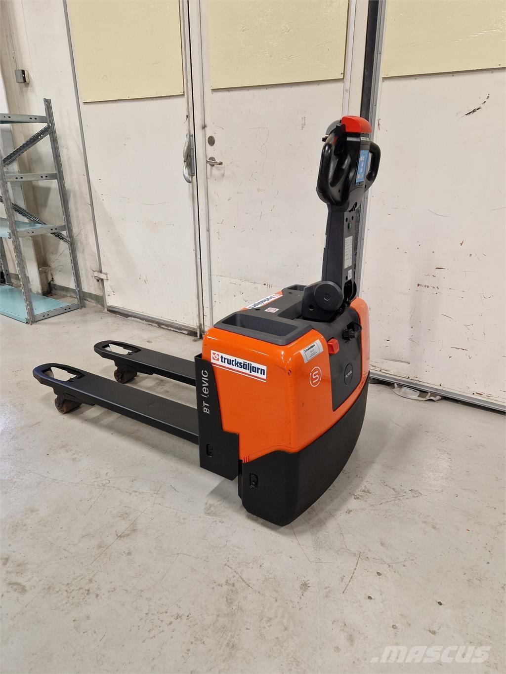 Toyota LWE130 Transpallet uomo a terra