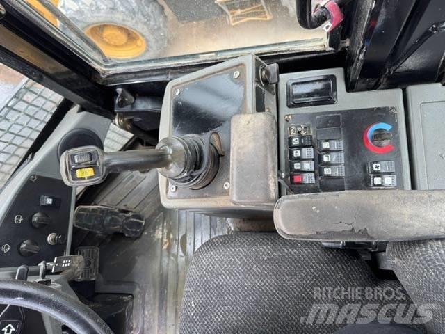 CAT 930 H Pale gommate