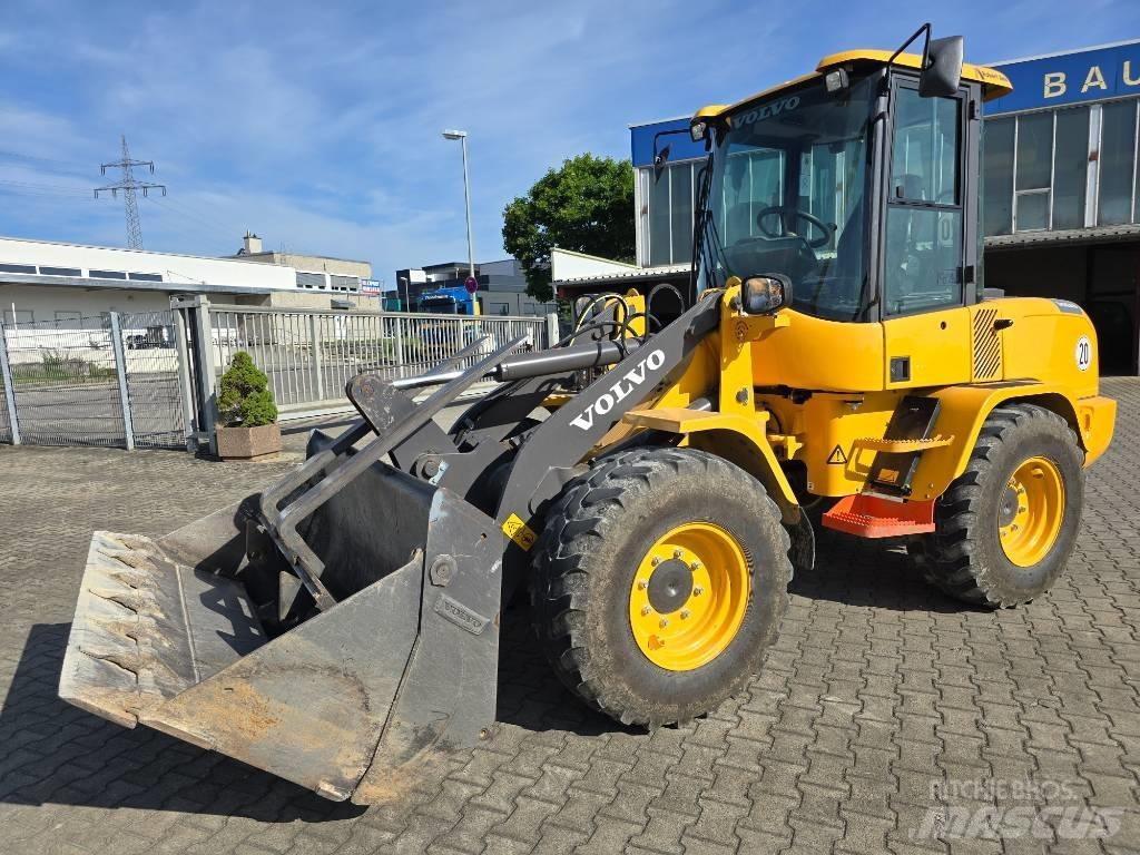 Volvo L 30 G Pale gommate