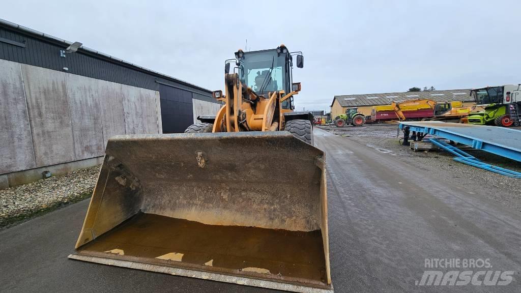 CASE 721 E Pale gommate