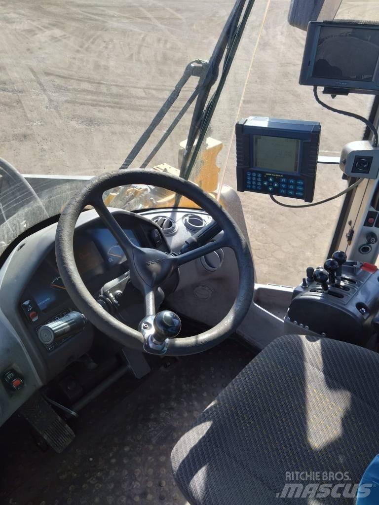 Volvo L 220 F Pale gommate
