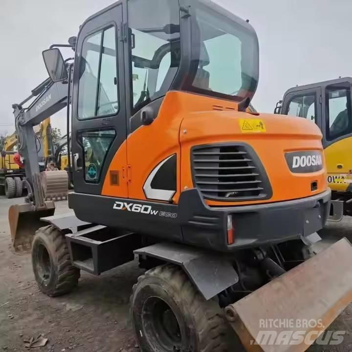Doosan DX60W Escavatori gommati