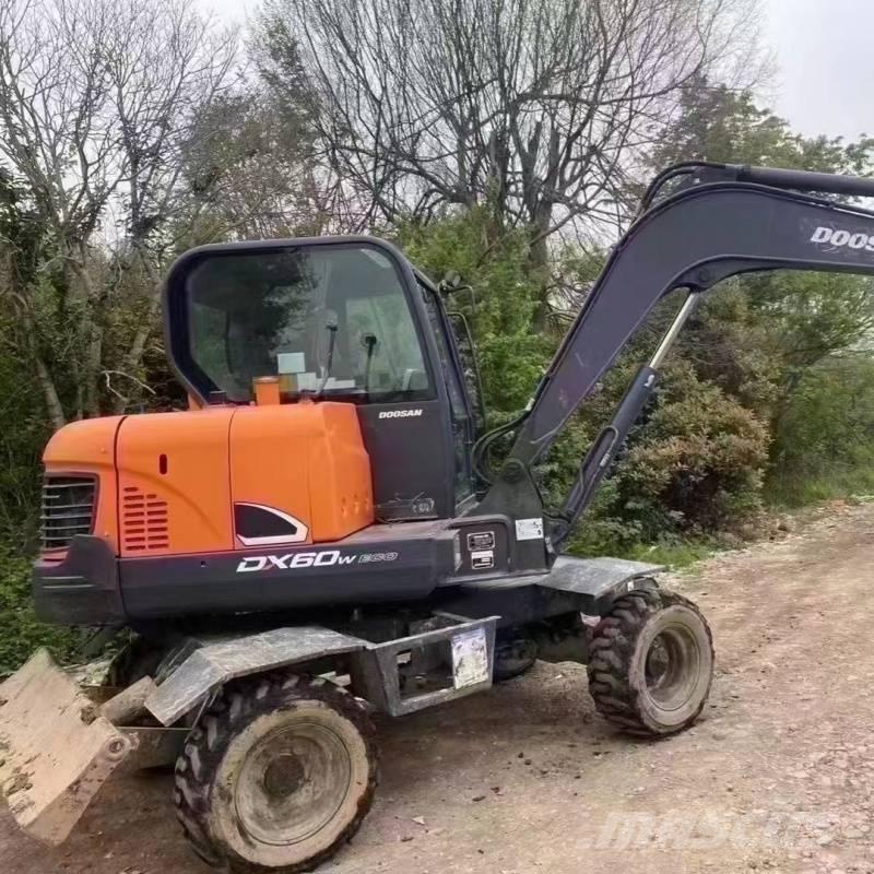 Doosan DX60W Escavatori gommati