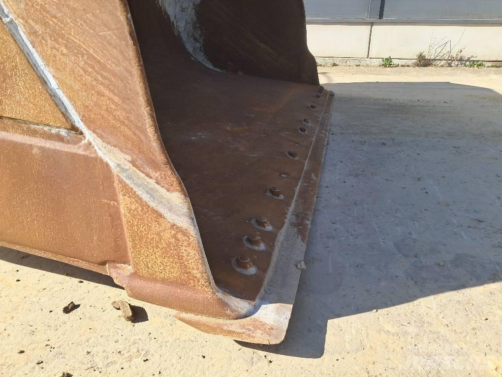 Komatsu WA475-10E0 Pale gommate