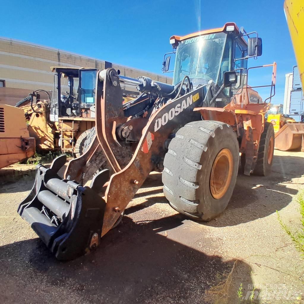 Doosan DL 300-5 Pale gommate