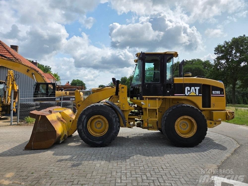 CAT 928G Pale gommate