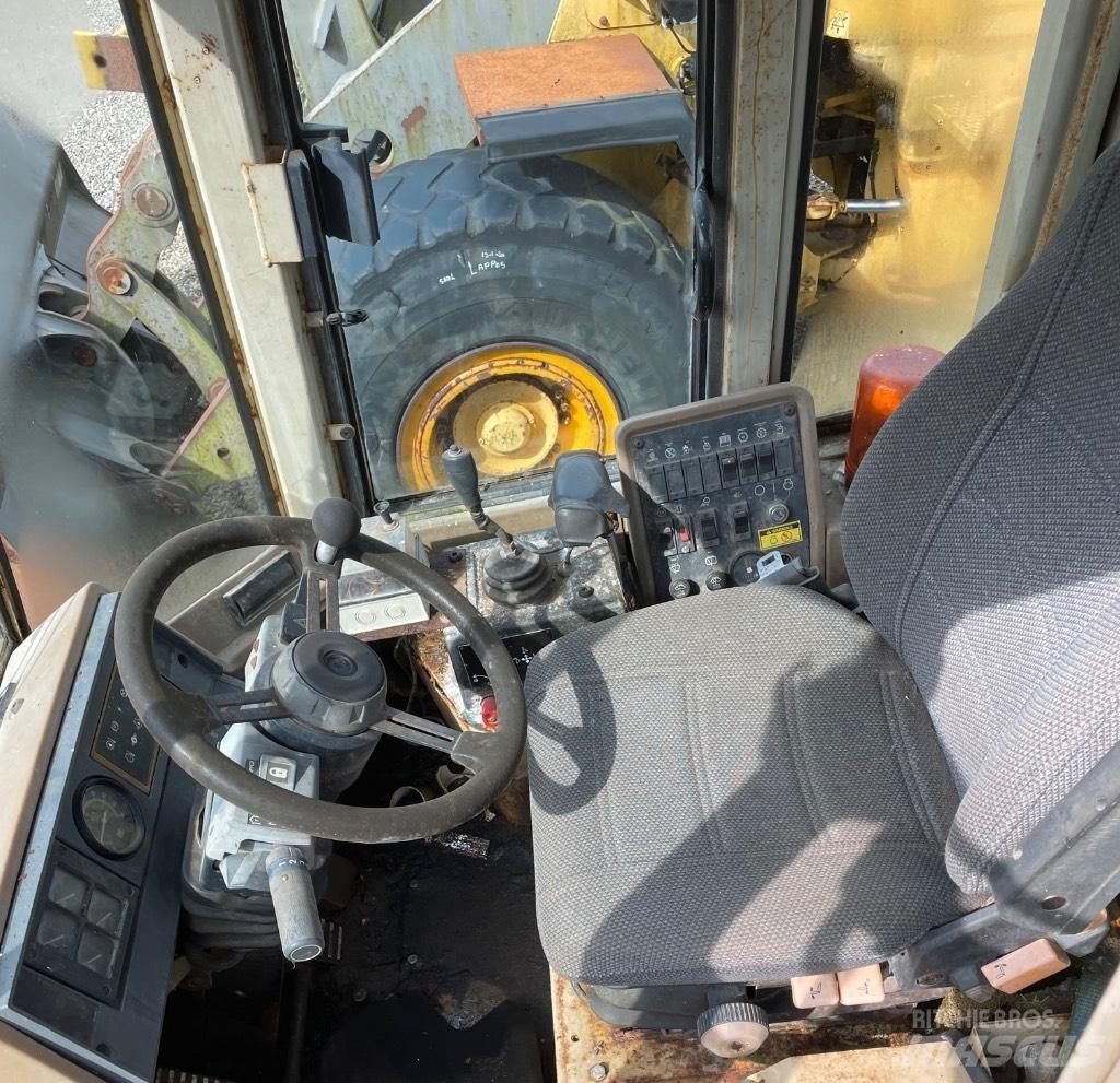 CAT 928F Pale gommate