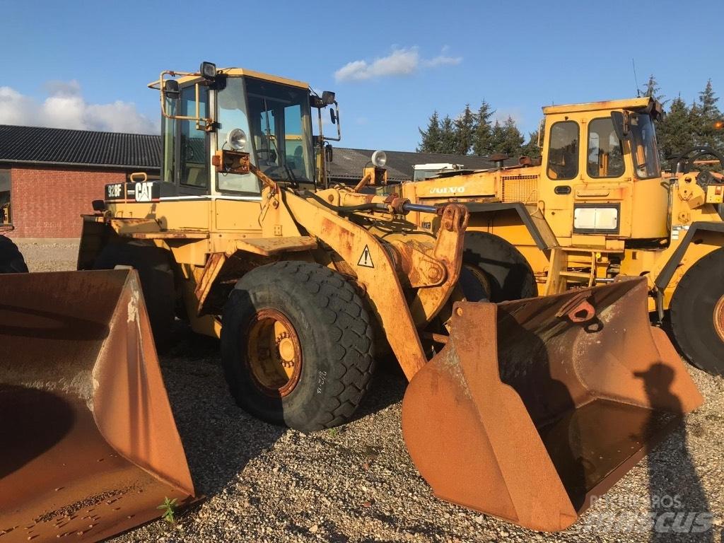 CAT 928F Pale gommate