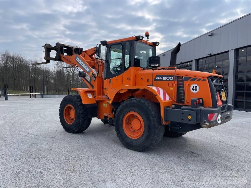 Doosan DL 200 Pale gommate
