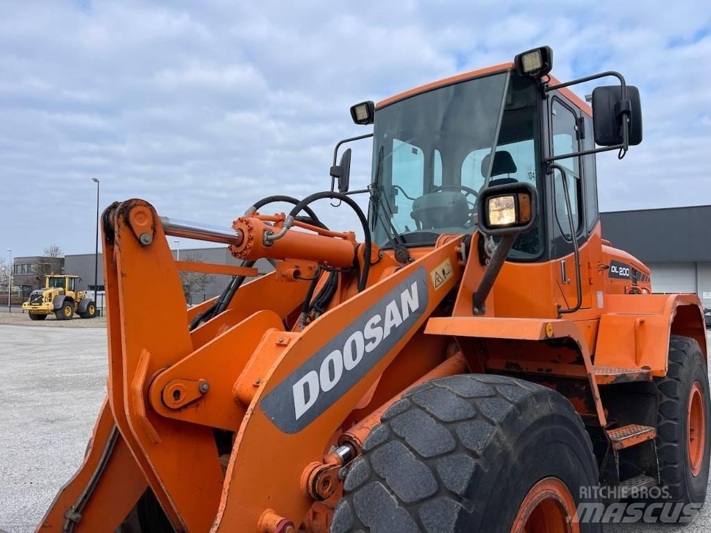Doosan DL 200 Pale gommate