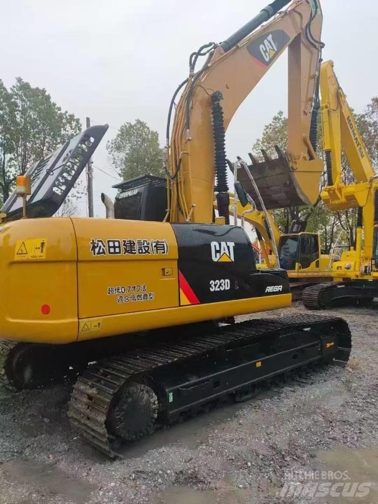 CAT 323D2 Escavatori cingolati