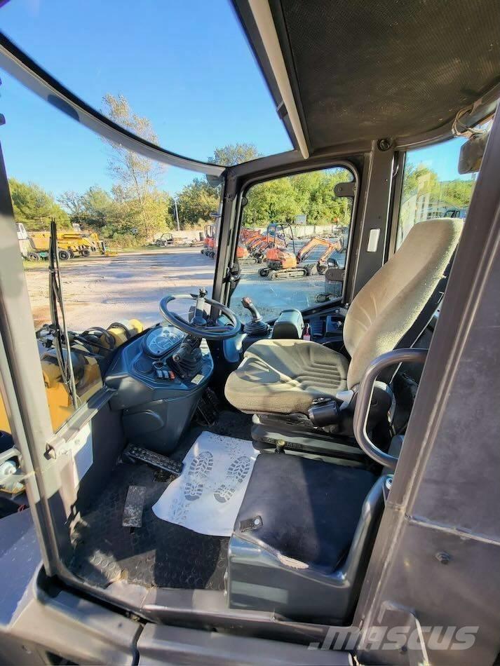 Mecalac AS 700 Pale gommate