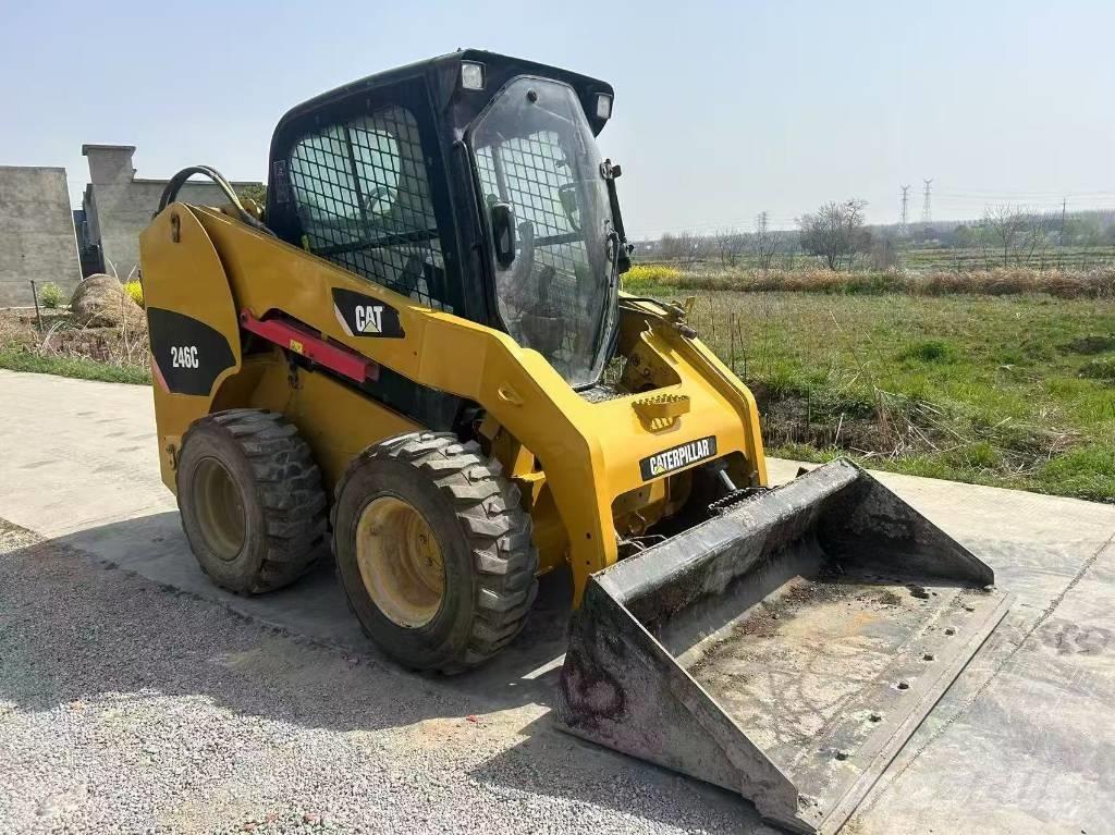 CAT 246 C Mini Pale Gommate