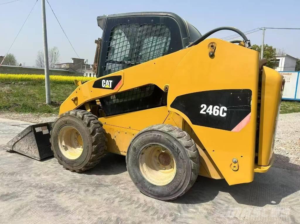 CAT 246 C Mini Pale Gommate